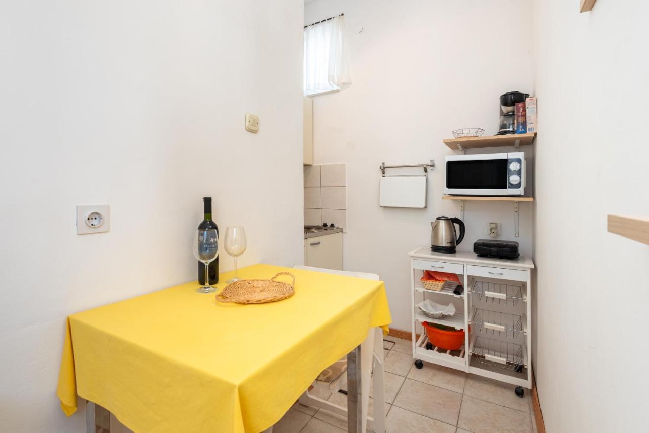 Apartments By The Sea Jelsa, Hvar - 11319 Jelsa  Exterior foto