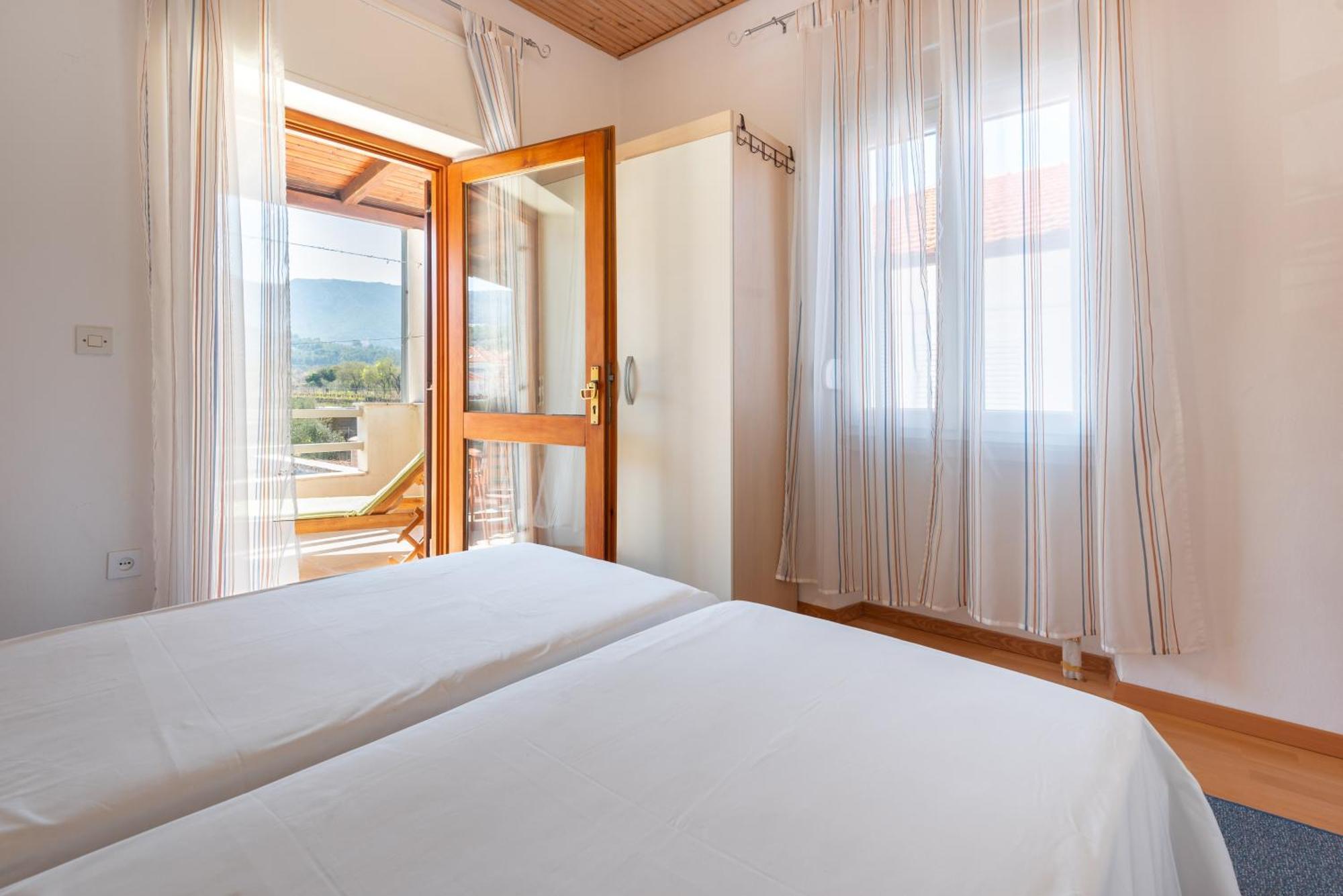 Apartments By The Sea Jelsa, Hvar - 11319 Jelsa  Habitación foto