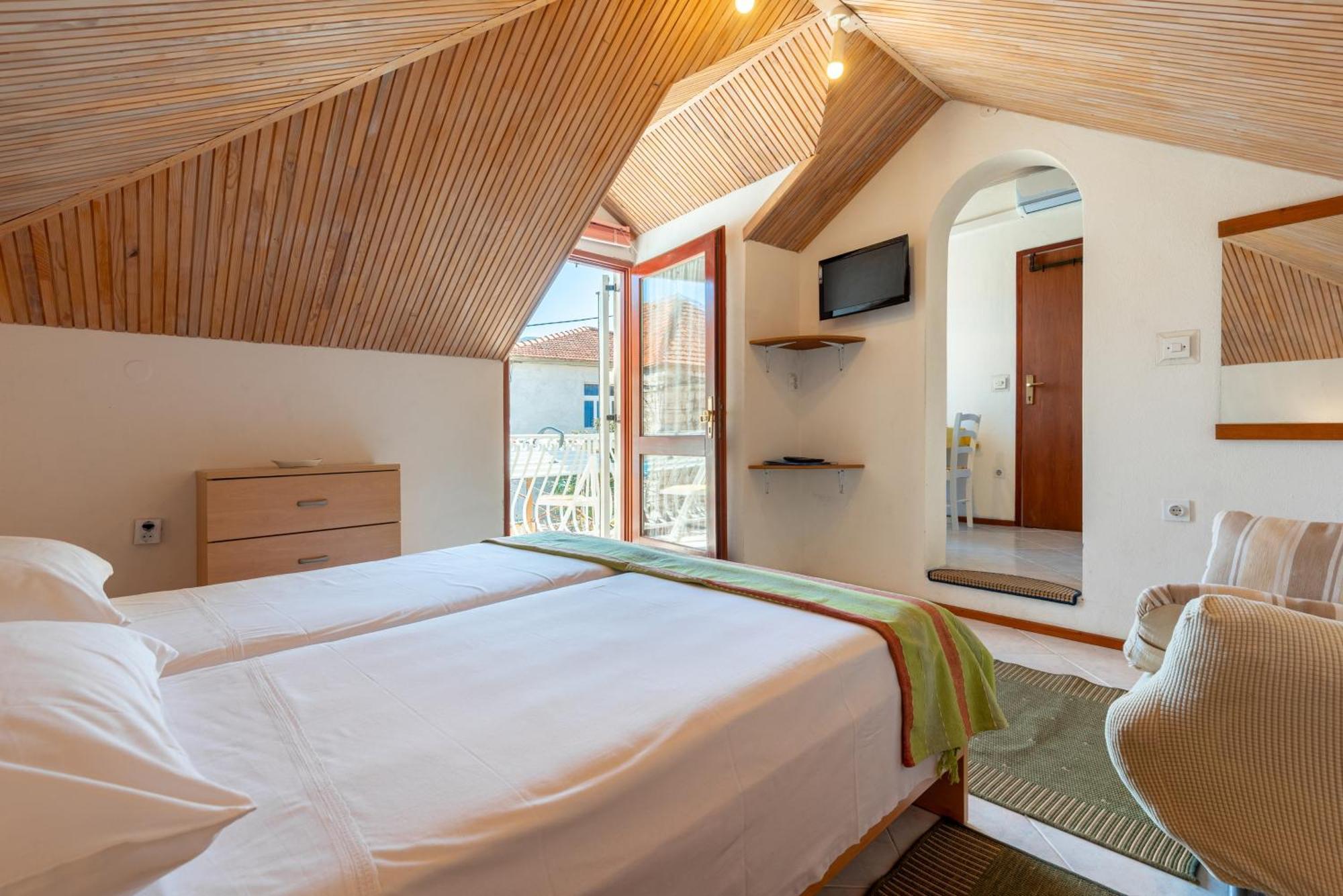 Apartments By The Sea Jelsa, Hvar - 11319 Jelsa  Habitación foto